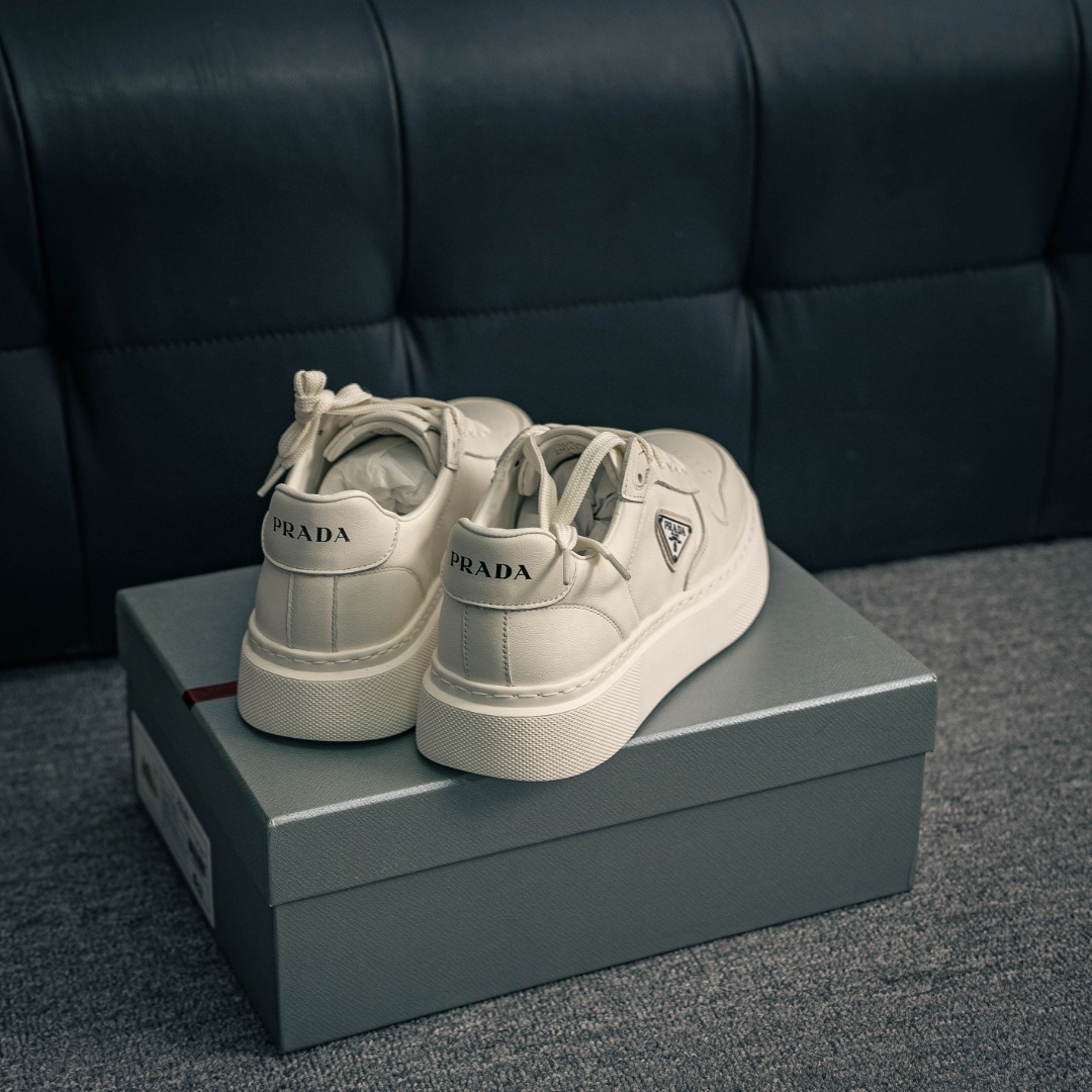 💰390        核心私

新货PRADA 普拉达 厚底徽标 低帮休闲运动鞋 广东大厂品质 专柜同步 大气个性更潮更抢眼更追求档次，它将颠覆旧念，与您共度时尚潮人必备! 面料采用原版进口小牛皮 牛皮内里垫脚 橡胶发泡大底 轻便防滑耐磨 脚感舒适 款式耐看做工精细 配以简洁利落的鞋楦 彰显男人的果敢和硬朗 
尺码：39 40 41 42 43 44 比运动鞋偏大一码