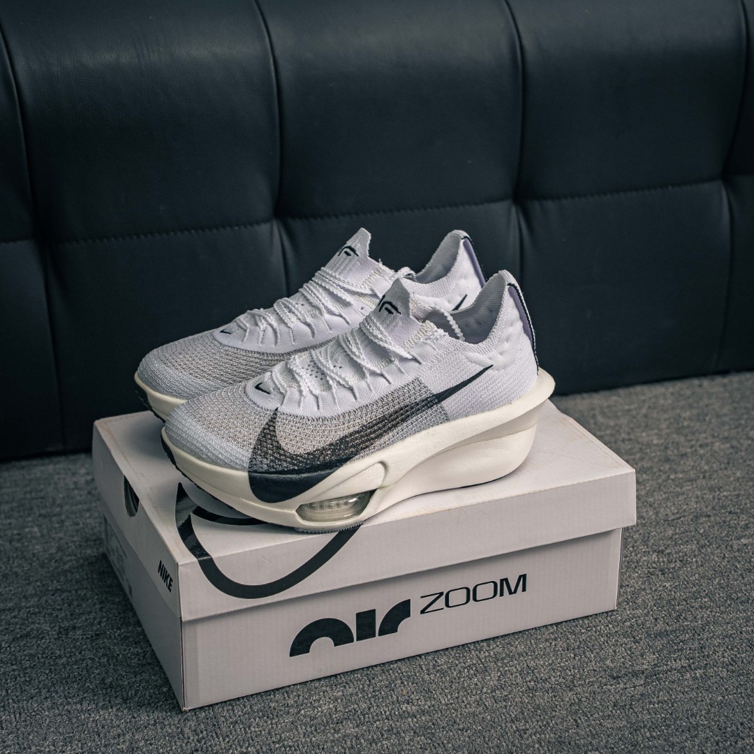 核心私 Nike Air Zoom Alphafly NEXT%整体采用前作的设计语言,并且对后者的细节进行升级,马拉松和长距离路跑的性能极限设计而生. 货号:ZD6206 100 AS