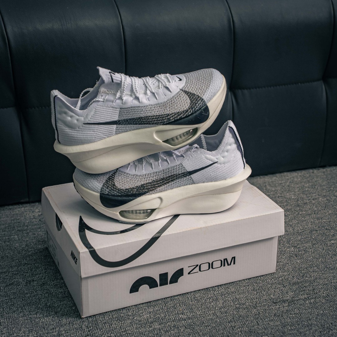 核心私 Nike Air Zoom Alphafly NEXT%整体采用前作的设计语言,并且对后者的细节进行升级,马拉松和长距离路跑的性能极限设计而生. 货号:ZD6206 100 AS