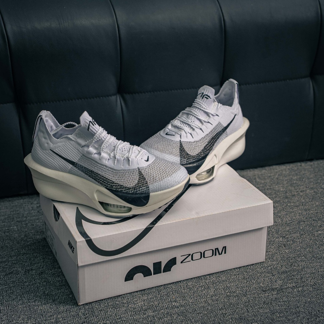 核心私 Nike Air Zoom Alphafly NEXT%整体采用前作的设计语言,并且对后者的细节进行升级,马拉松和长距离路跑的性能极限设计而生. 货号:ZD6206 100 AS