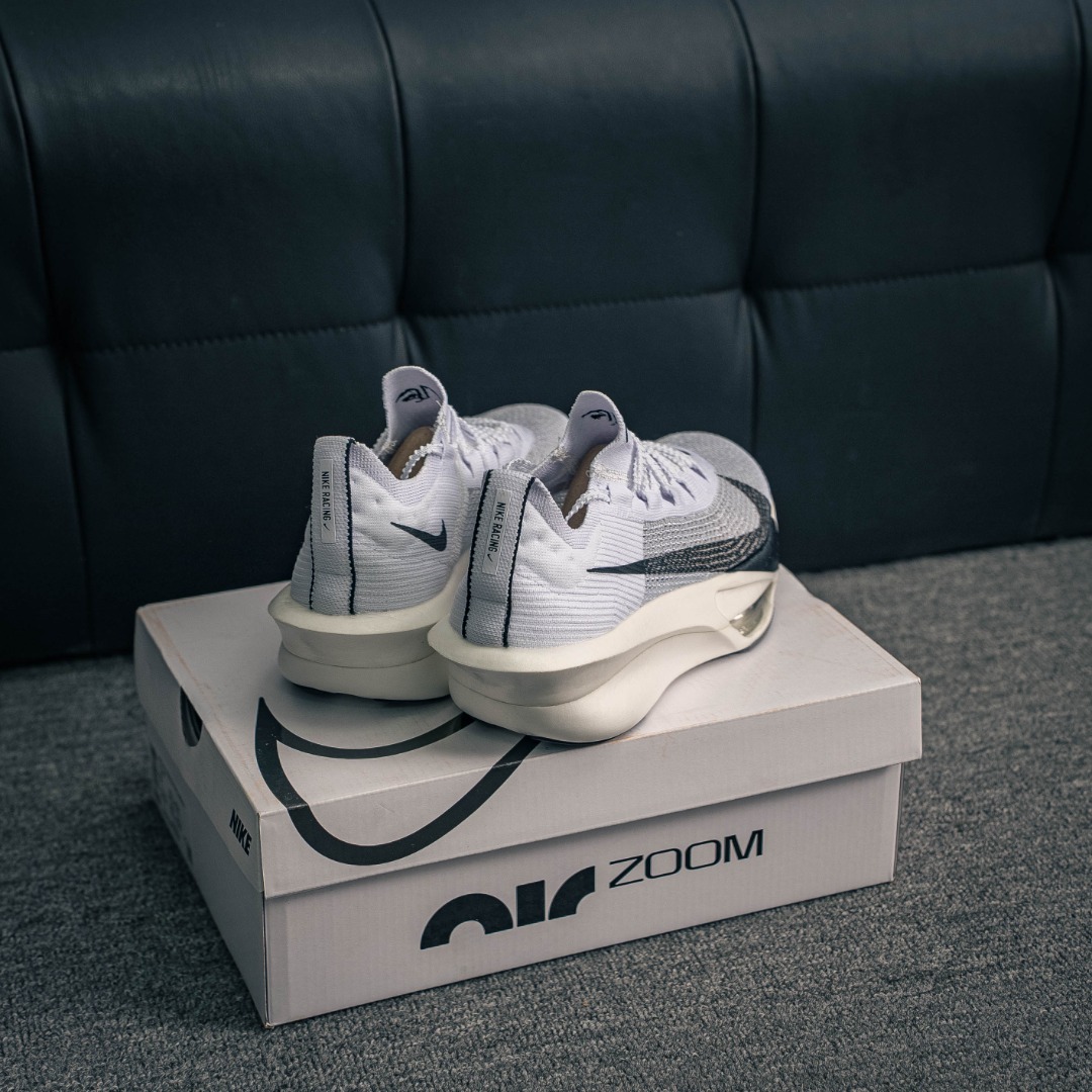 核心私 Nike Air Zoom Alphafly NEXT%整体采用前作的设计语言,并且对后者的细节进行升级,马拉松和长距离路跑的性能极限设计而生. 货号:ZD6206 100 AS
