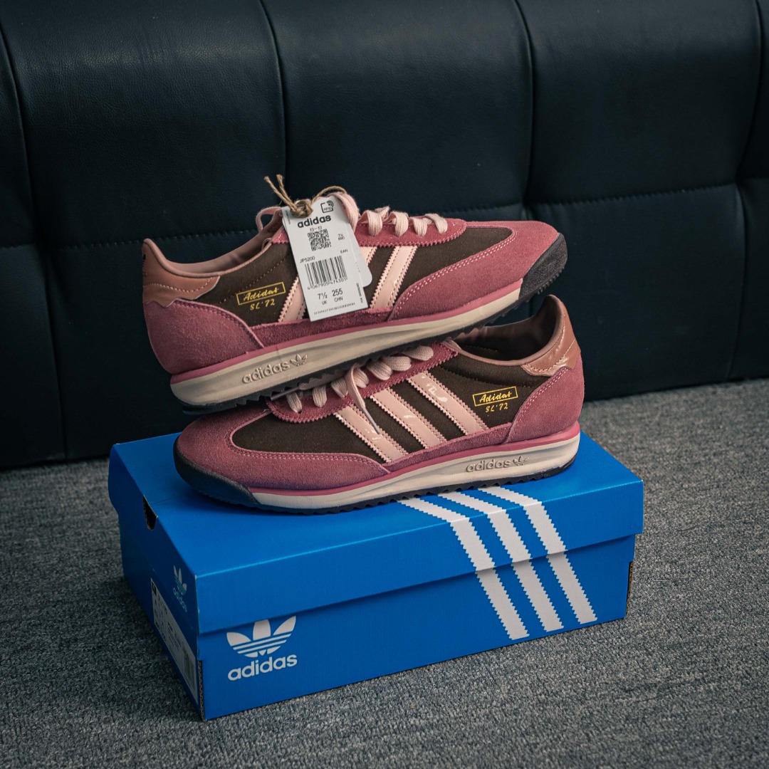 核心私 Adidas originals SL 72 RS 超轻便透气复古慢跑鞋 鞋头的设计饱满圆润 鞋面是翻毛皮和尼龙材质结合 上脚舒适柔软 橡胶大底非常耐磨防滑 包裹性很好 整体纤长 货号:JP5200 9