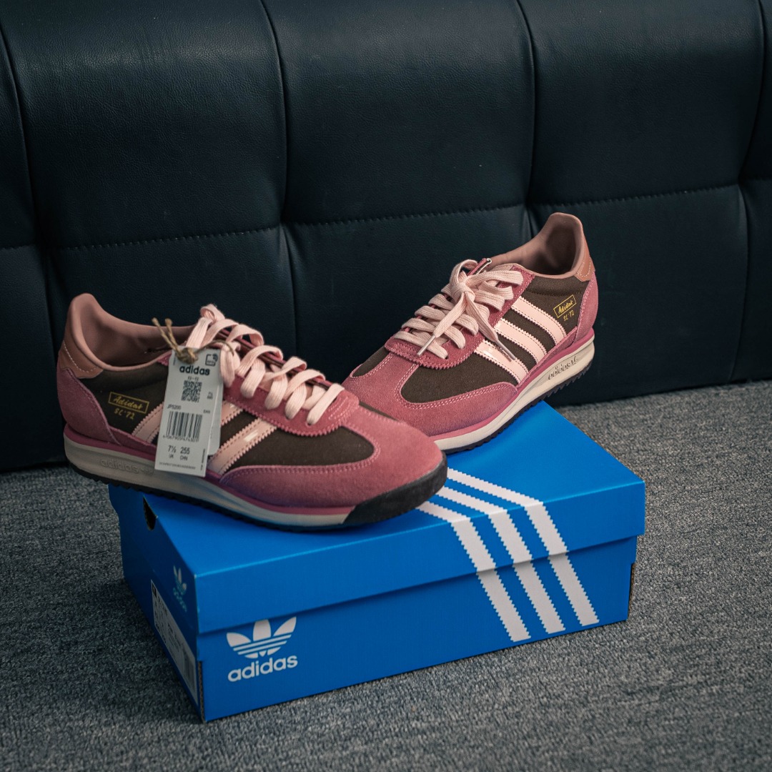 核心私 Adidas originals SL 72 RS 超轻便透气复古慢跑鞋 鞋头的设计饱满圆润 鞋面是翻毛皮和尼龙材质结合 上脚舒适柔软 橡胶大底非常耐磨防滑 包裹性很好 整体纤长 货号:JP5200 9