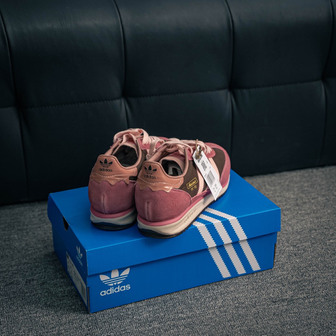 核心私 Adidas originals SL 72 RS 超轻便透气复古慢跑鞋 鞋头的设计饱满圆润 鞋面是翻毛皮和尼龙材质结合 上脚舒适柔软 橡胶大底非常耐磨防滑 包裹性很好 整体纤长 货号:JP5200 9
