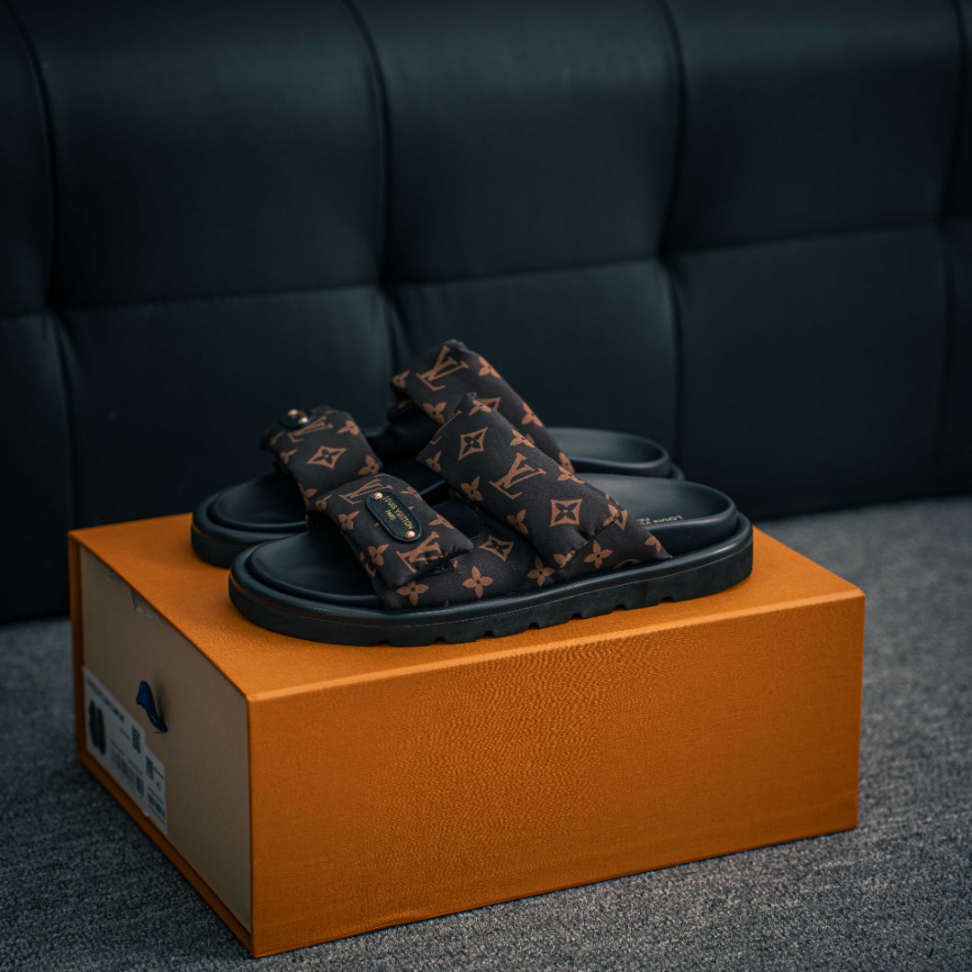 [Sandals and Slippers Series]Upper is specially designed with water platform h