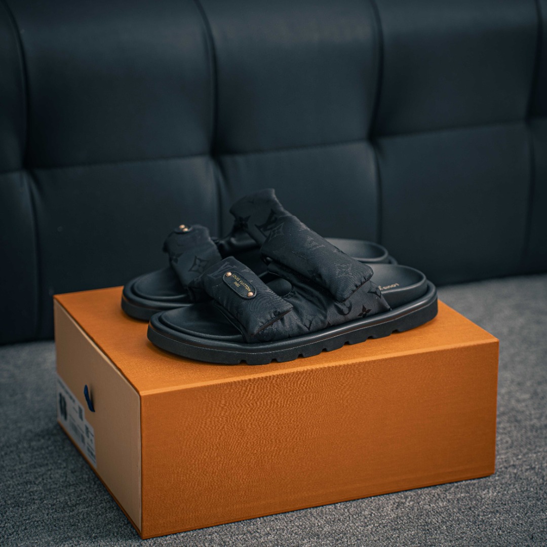 [Sandals and Slippers Series]Upper is specially designed with water platform h