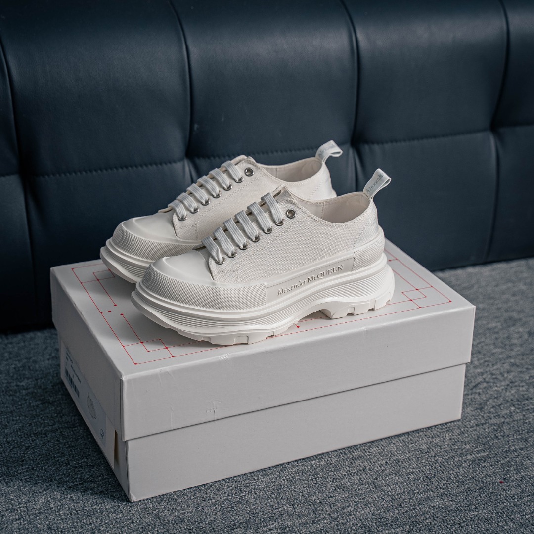 纯原💰450 麦昆 胎纹面光泽底 低帮厚底 白色 帆布 意大利高奢品牌亚历山大·麦昆Alexander McQueen Chunky Tread Slick Low Sneakers 胎纹面光泽底系列低帮老爹厚底松糕系带帆布休闲运动鞋 采用帆布鞋面材质 超轻IP耐磨发泡橡胶大底 明显增高4cm效果 尺码：35 36 37 38 39 40 41 42 43 44 1433