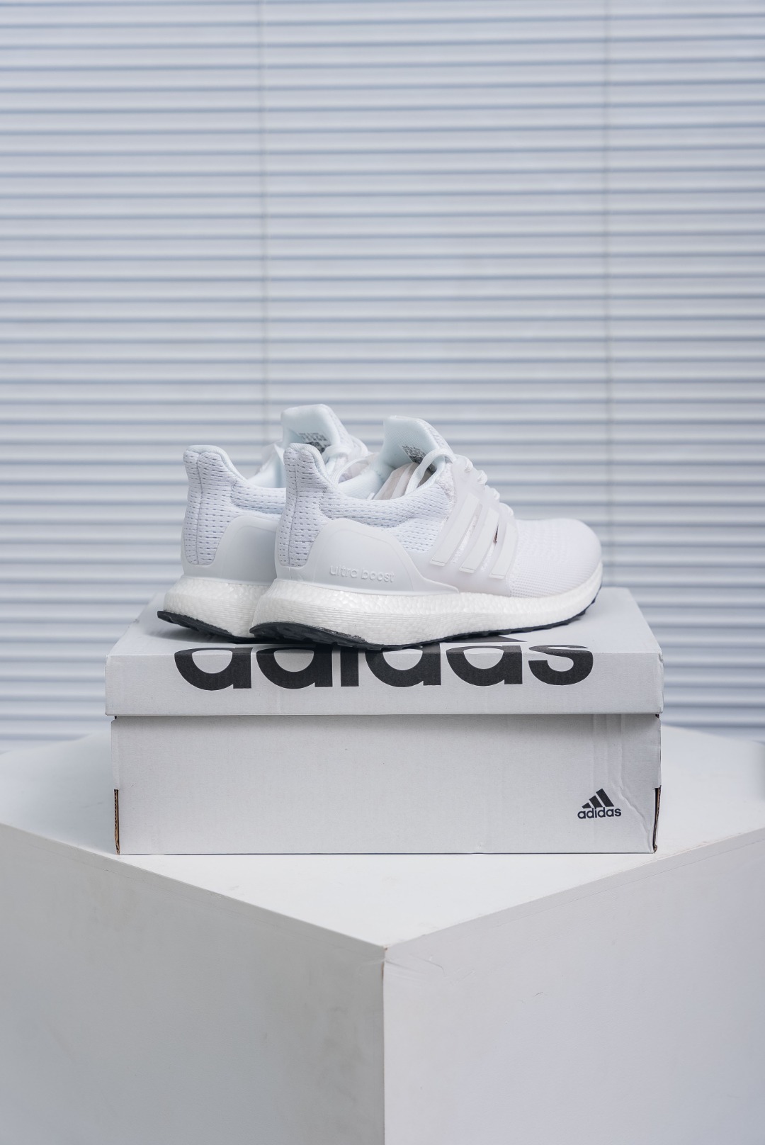 💰180
阿迪达斯2023夏季款女鞋ULTRABOOST缓震轻便透气运动跑步鞋
货号：HQ4202
尺码：35.5 36 36.5 37.5 38 38.5 39 40 40.5 41 42 42.5 43 44 45 46
