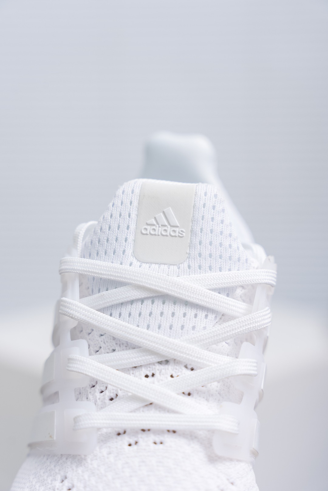 💰180
阿迪达斯2023夏季款女鞋ULTRABOOST缓震轻便透气运动跑步鞋
货号：HQ4202
尺码：35.5 36 36.5 37.5 38 38.5 39 40 40.5 41 42 42.5 43 44 45 46
