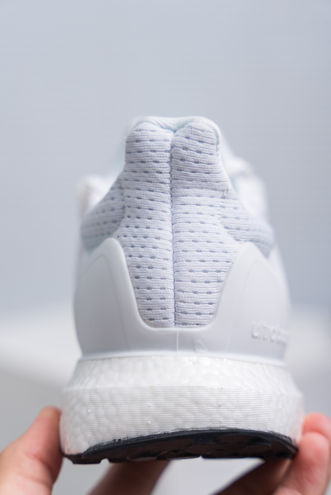 💰180
阿迪达斯2023夏季款女鞋ULTRABOOST缓震轻便透气运动跑步鞋
货号：HQ4202
尺码：35.5 36 36.5 37.5 38 38.5 39 40 40.5 41 42 42.5 43 44 45 46
