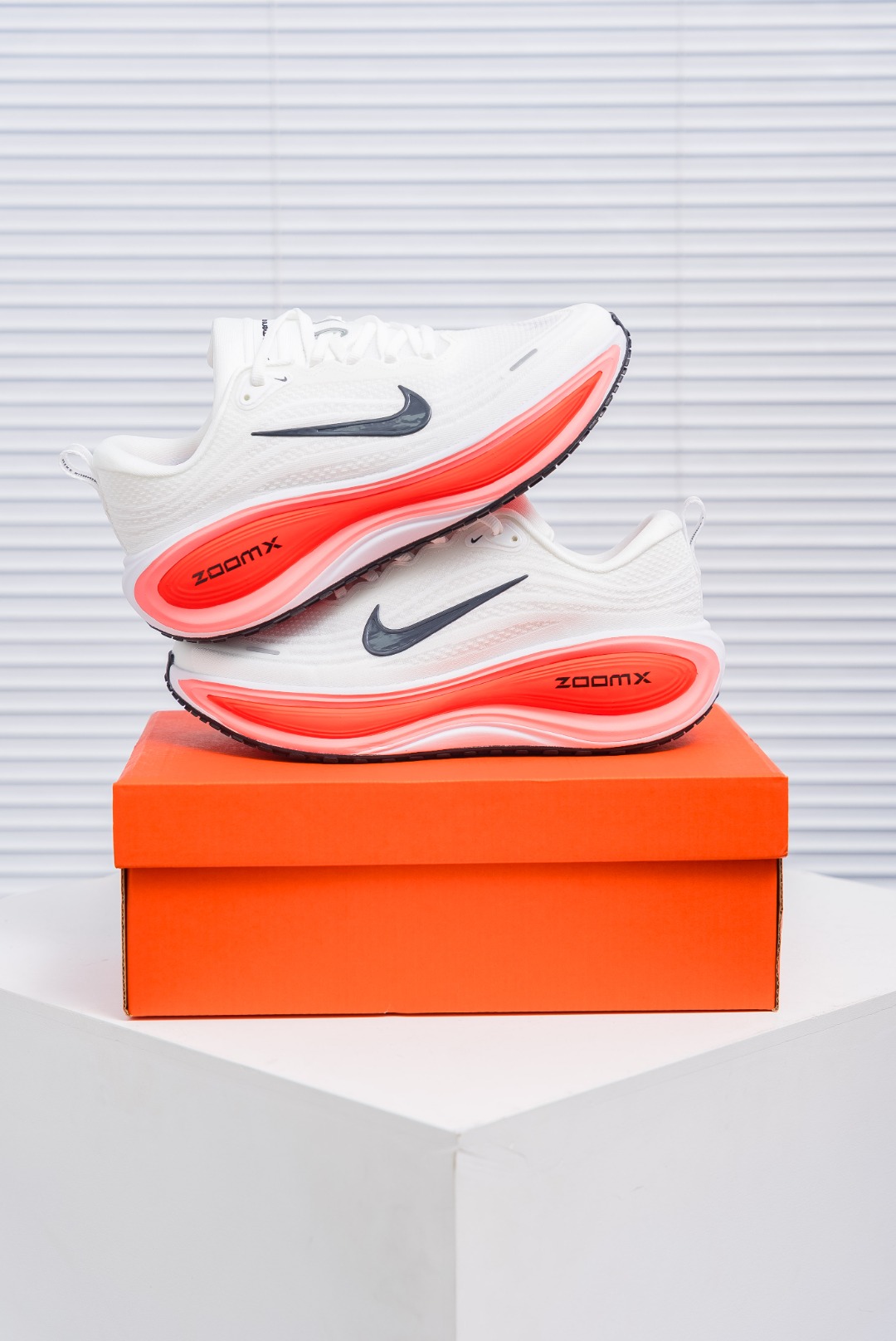 💰200
Nike VOMERO Plus 耐克 舒适减震防滑 低帮跑步鞋
全掌ReactX泡绵中底 前掌和后跟还配备了Air Zoom气垫单元 据说跑起来更快更舒适哦 这次最大的升级点 首次引入了ReactX泡绵
货号：HV8150 100
尺码：36 36.5 37.5 38 38.5 39 40 40.5 41 42 42.5 43 44 45

