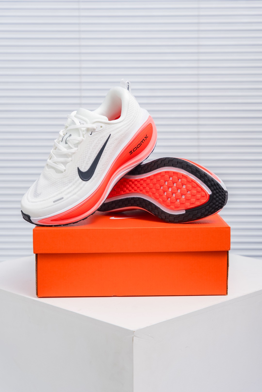 💰200
Nike VOMERO Plus 耐克 舒适减震防滑 低帮跑步鞋
全掌ReactX泡绵中底 前掌和后跟还配备了Air Zoom气垫单元 据说跑起来更快更舒适哦 这次最大的升级点 首次引入了ReactX泡绵
货号：HV8150 100
尺码：36 36.5 37.5 38 38.5 39 40 40.5 41 42 42.5 43 44 45
