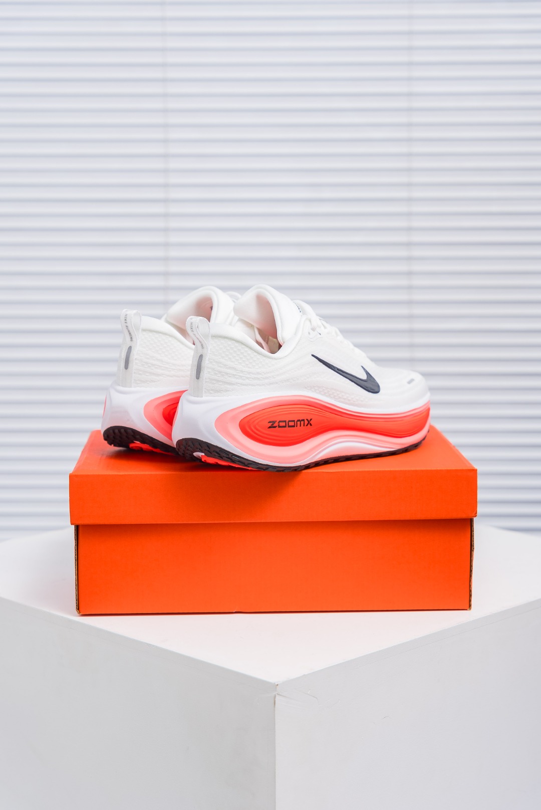 💰200
Nike VOMERO Plus 耐克 舒适减震防滑 低帮跑步鞋
全掌ReactX泡绵中底 前掌和后跟还配备了Air Zoom气垫单元 据说跑起来更快更舒适哦 这次最大的升级点 首次引入了ReactX泡绵
货号：HV8150 100
尺码：36 36.5 37.5 38 38.5 39 40 40.5 41 42 42.5 43 44 45
