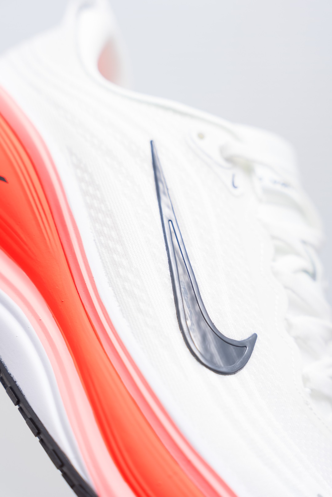 💰200
Nike VOMERO Plus 耐克 舒适减震防滑 低帮跑步鞋
全掌ReactX泡绵中底 前掌和后跟还配备了Air Zoom气垫单元 据说跑起来更快更舒适哦 这次最大的升级点 首次引入了ReactX泡绵
货号：HV8150 100
尺码：36 36.5 37.5 38 38.5 39 40 40.5 41 42 42.5 43 44 45
