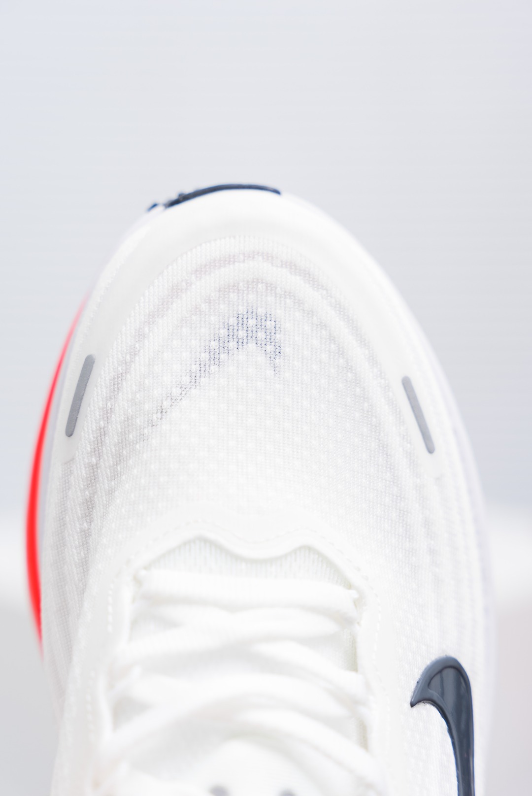 💰200
Nike VOMERO Plus 耐克 舒适减震防滑 低帮跑步鞋
全掌ReactX泡绵中底 前掌和后跟还配备了Air Zoom气垫单元 据说跑起来更快更舒适哦 这次最大的升级点 首次引入了ReactX泡绵
货号：HV8150 100
尺码：36 36.5 37.5 38 38.5 39 40 40.5 41 42 42.5 43 44 45
