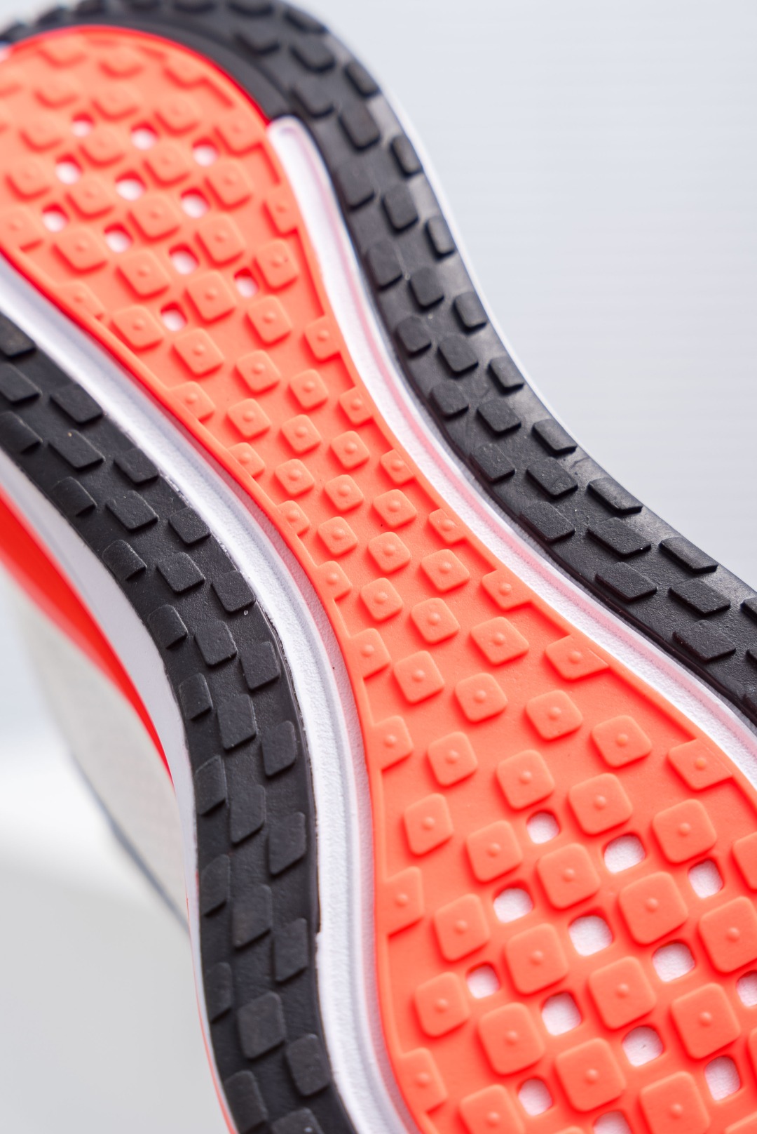 💰200
Nike VOMERO Plus 耐克 舒适减震防滑 低帮跑步鞋
全掌ReactX泡绵中底 前掌和后跟还配备了Air Zoom气垫单元 据说跑起来更快更舒适哦 这次最大的升级点 首次引入了ReactX泡绵
货号：HV8150 100
尺码：36 36.5 37.5 38 38.5 39 40 40.5 41 42 42.5 43 44 45
