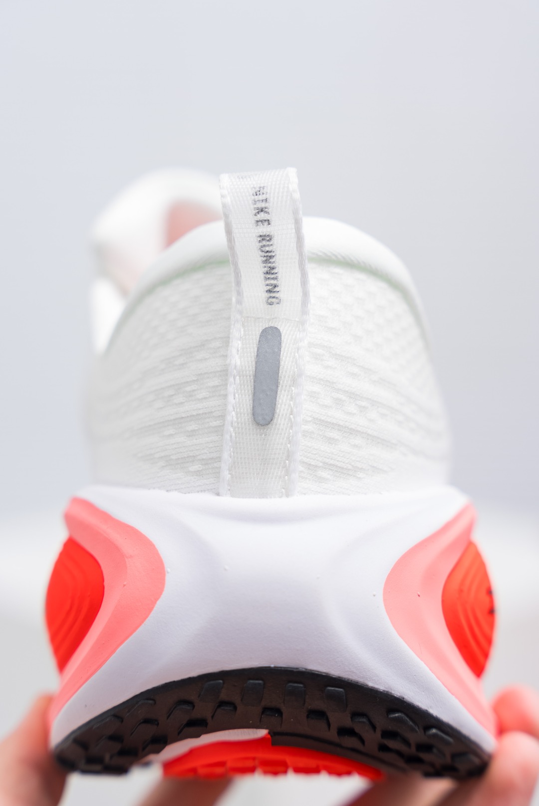 💰200
Nike VOMERO Plus 耐克 舒适减震防滑 低帮跑步鞋
全掌ReactX泡绵中底 前掌和后跟还配备了Air Zoom气垫单元 据说跑起来更快更舒适哦 这次最大的升级点 首次引入了ReactX泡绵
货号：HV8150 100
尺码：36 36.5 37.5 38 38.5 39 40 40.5 41 42 42.5 43 44 45
