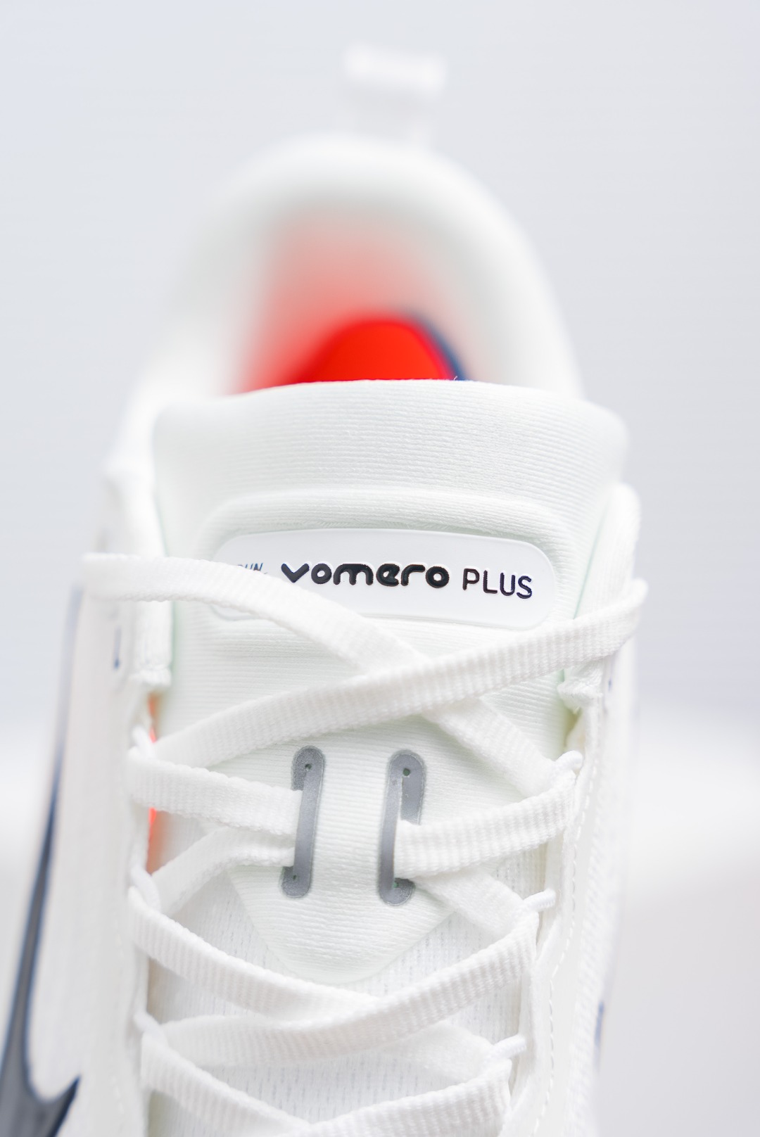 💰200
Nike VOMERO Plus 耐克 舒适减震防滑 低帮跑步鞋
全掌ReactX泡绵中底 前掌和后跟还配备了Air Zoom气垫单元 据说跑起来更快更舒适哦 这次最大的升级点 首次引入了ReactX泡绵
货号：HV8150 100
尺码：36 36.5 37.5 38 38.5 39 40 40.5 41 42 42.5 43 44 45
