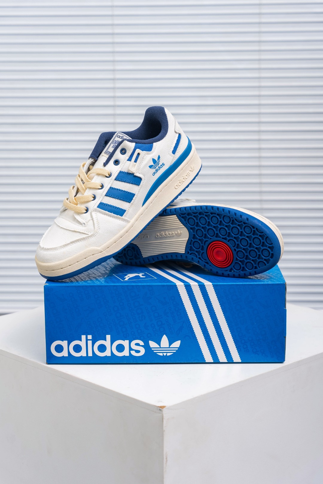 💰180
Adidas Forum  LOW CL三叶草低邦
经典魔术贴复古板鞋 男女潮流头层皮休闲鞋
货号：HR0458
尺码：36 36.5 37 38 38.5 39 40 40.5 41 42 42.5 43 44 45
