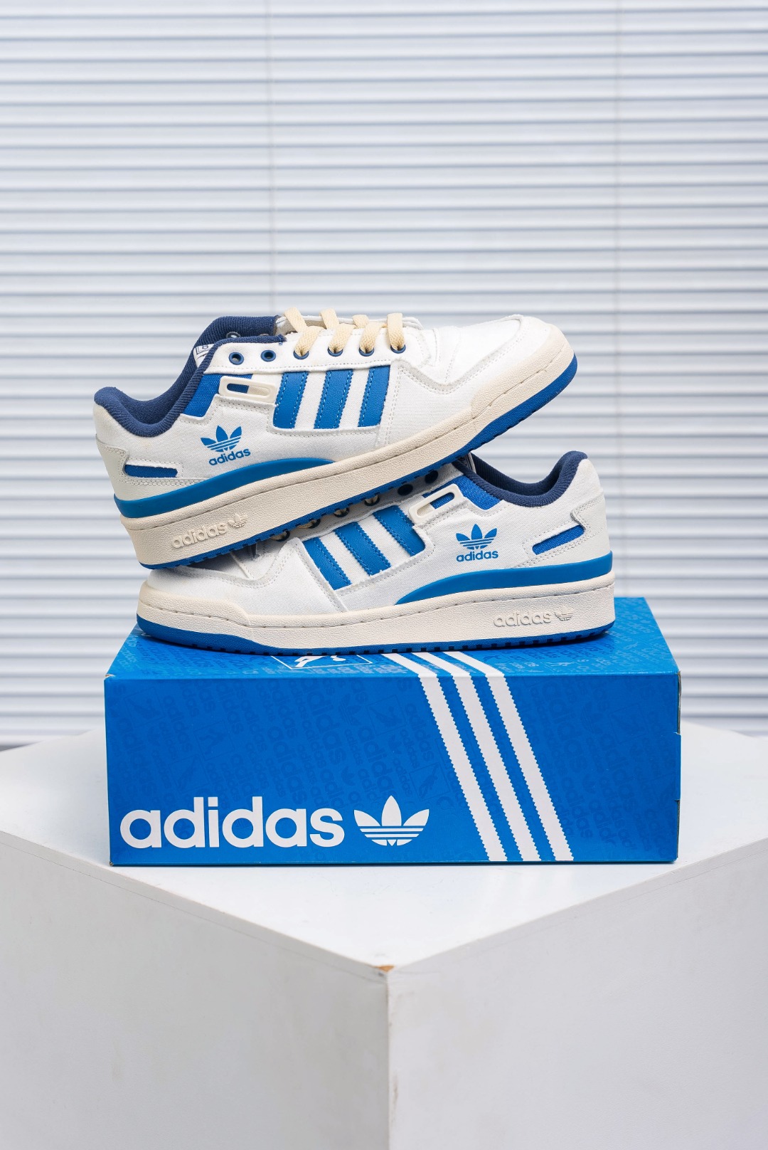 💰180
Adidas Forum  LOW CL三叶草低邦
经典魔术贴复古板鞋 男女潮流头层皮休闲鞋
货号：HR0458
尺码：36 36.5 37 38 38.5 39 40 40.5 41 42 42.5 43 44 45
