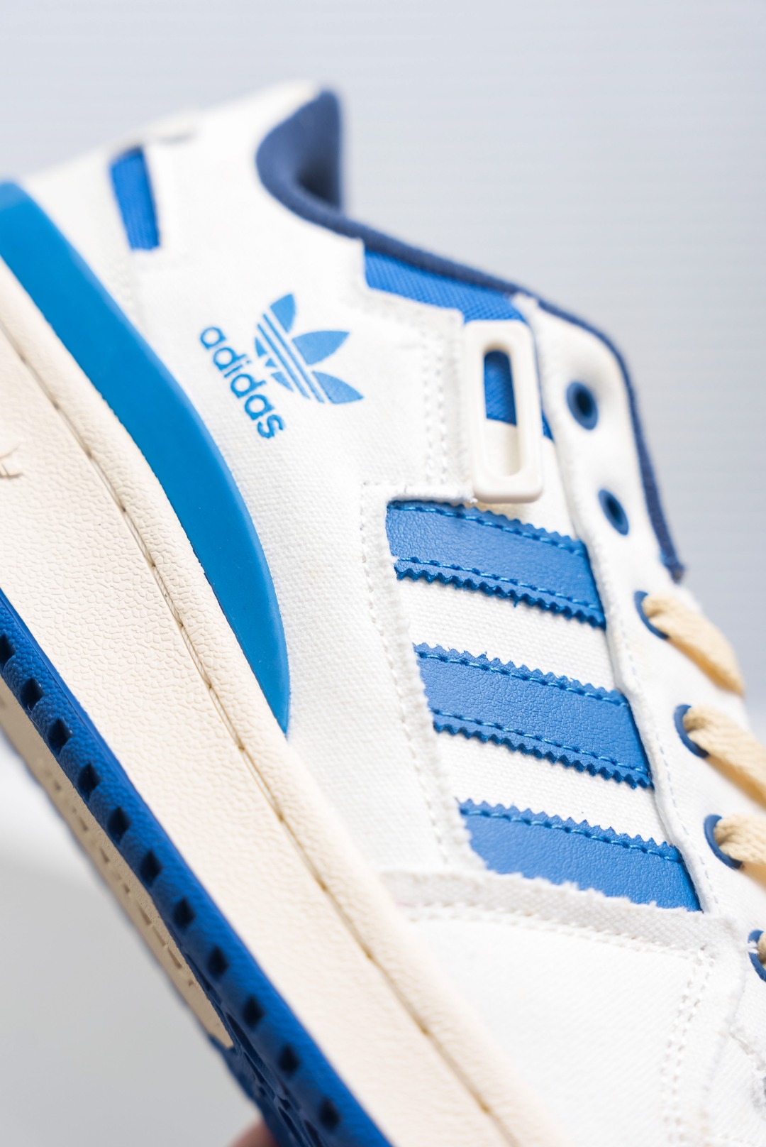 💰180
Adidas Forum  LOW CL三叶草低邦
经典魔术贴复古板鞋 男女潮流头层皮休闲鞋
货号：HR0458
尺码：36 36.5 37 38 38.5 39 40 40.5 41 42 42.5 43 44 45
