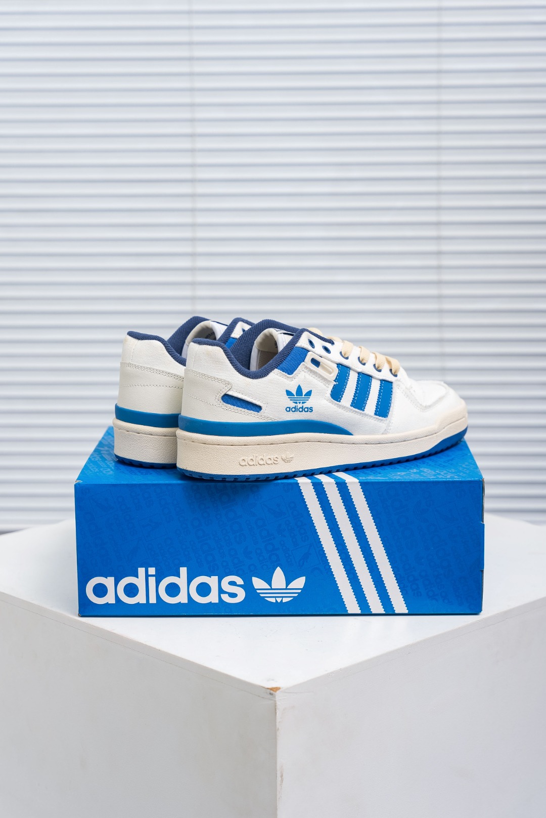 💰180
Adidas Forum  LOW CL三叶草低邦
经典魔术贴复古板鞋 男女潮流头层皮休闲鞋
货号：HR0458
尺码：36 36.5 37 38 38.5 39 40 40.5 41 42 42.5 43 44 45
