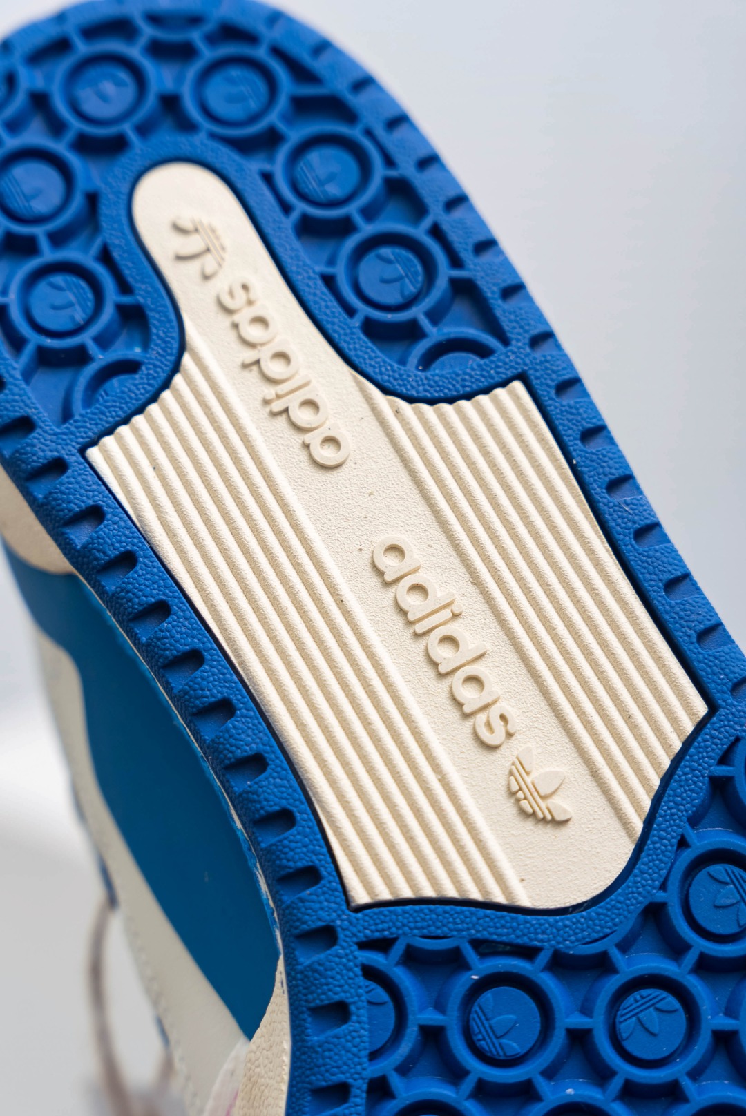 💰180
Adidas Forum  LOW CL三叶草低邦
经典魔术贴复古板鞋 男女潮流头层皮休闲鞋
货号：HR0458
尺码：36 36.5 37 38 38.5 39 40 40.5 41 42 42.5 43 44 45
