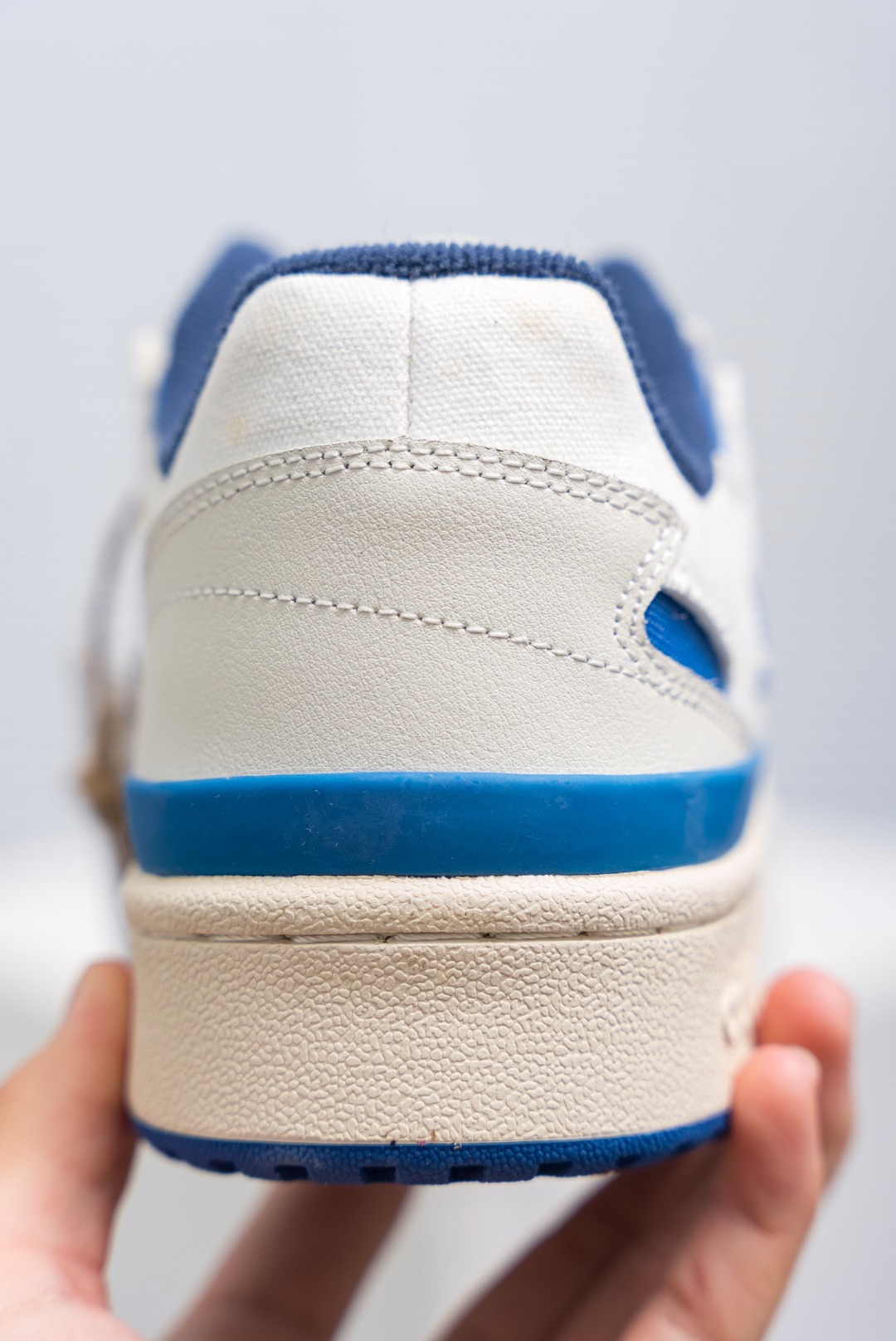 💰180
Adidas Forum  LOW CL三叶草低邦
经典魔术贴复古板鞋 男女潮流头层皮休闲鞋
货号：HR0458
尺码：36 36.5 37 38 38.5 39 40 40.5 41 42 42.5 43 44 45
