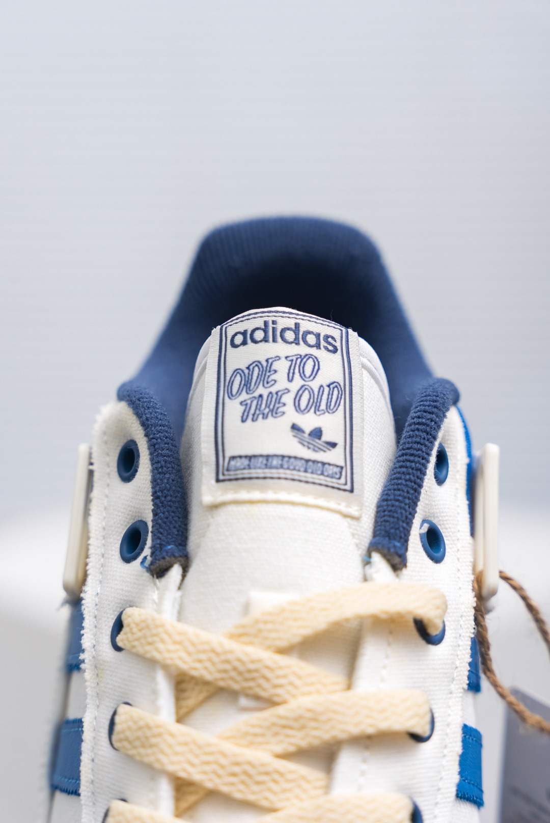 💰180
Adidas Forum  LOW CL三叶草低邦
经典魔术贴复古板鞋 男女潮流头层皮休闲鞋
货号：HR0458
尺码：36 36.5 37 38 38.5 39 40 40.5 41 42 42.5 43 44 45
