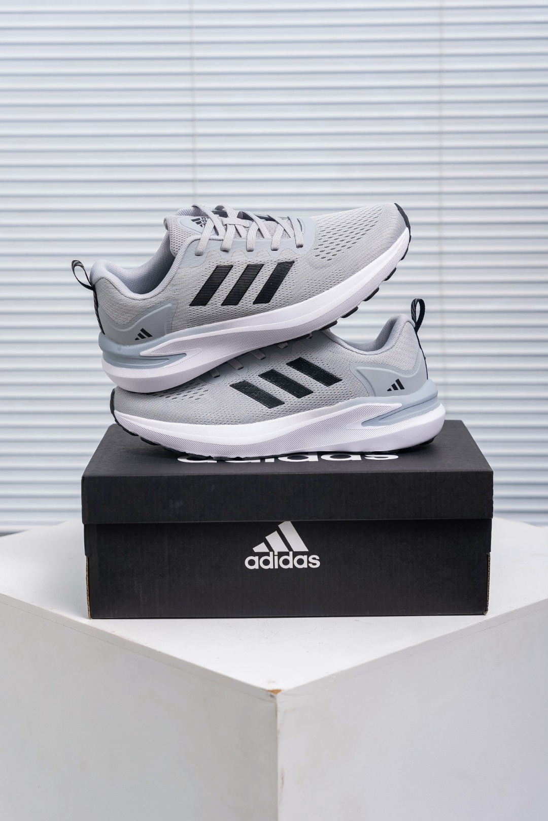 💰180
Adidas Response Ctl7 Plus系带网布透气低帮跑步鞋 男女同款，鞋面很柔软，透气性不错鞋楦很宽，宽脚型也可以穿，跑步落地会很稳定，中底虽说是采用了lightmotion科技，鞋底是带花纹的橡胶大底，在地上没有水的情况下防滑性能还不错
货号：D68965
尺码：40 40.5 41 42 42.5 43 44 45
