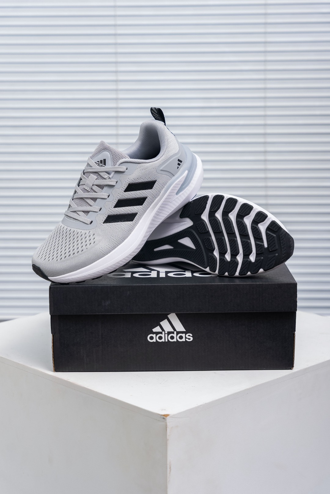 💰180
Adidas Response Ctl7 Plus系带网布透气低帮跑步鞋 男女同款，鞋面很柔软，透气性不错鞋楦很宽，宽脚型也可以穿，跑步落地会很稳定，中底虽说是采用了lightmotion科技，鞋底是带花纹的橡胶大底，在地上没有水的情况下防滑性能还不错
货号：D68965
尺码：40 40.5 41 42 42.5 43 44 45
