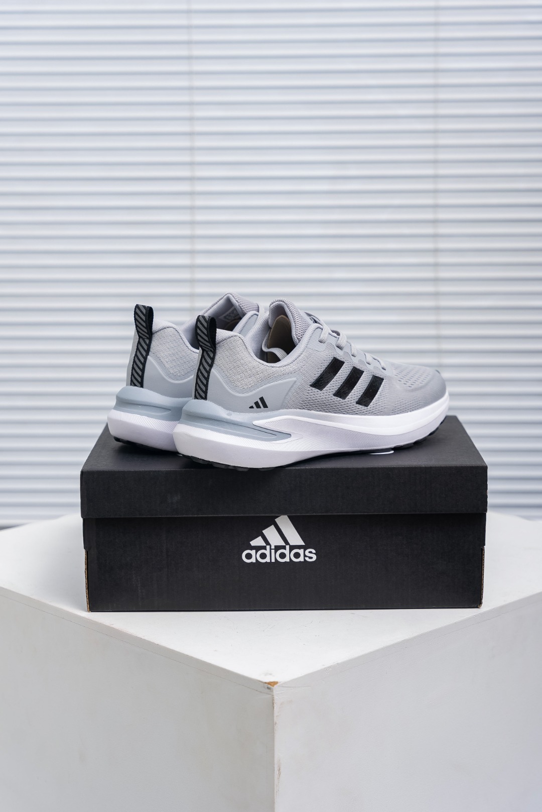 💰180
Adidas Response Ctl7 Plus系带网布透气低帮跑步鞋 男女同款，鞋面很柔软，透气性不错鞋楦很宽，宽脚型也可以穿，跑步落地会很稳定，中底虽说是采用了lightmotion科技，鞋底是带花纹的橡胶大底，在地上没有水的情况下防滑性能还不错
货号：D68965
尺码：40 40.5 41 42 42.5 43 44 45
