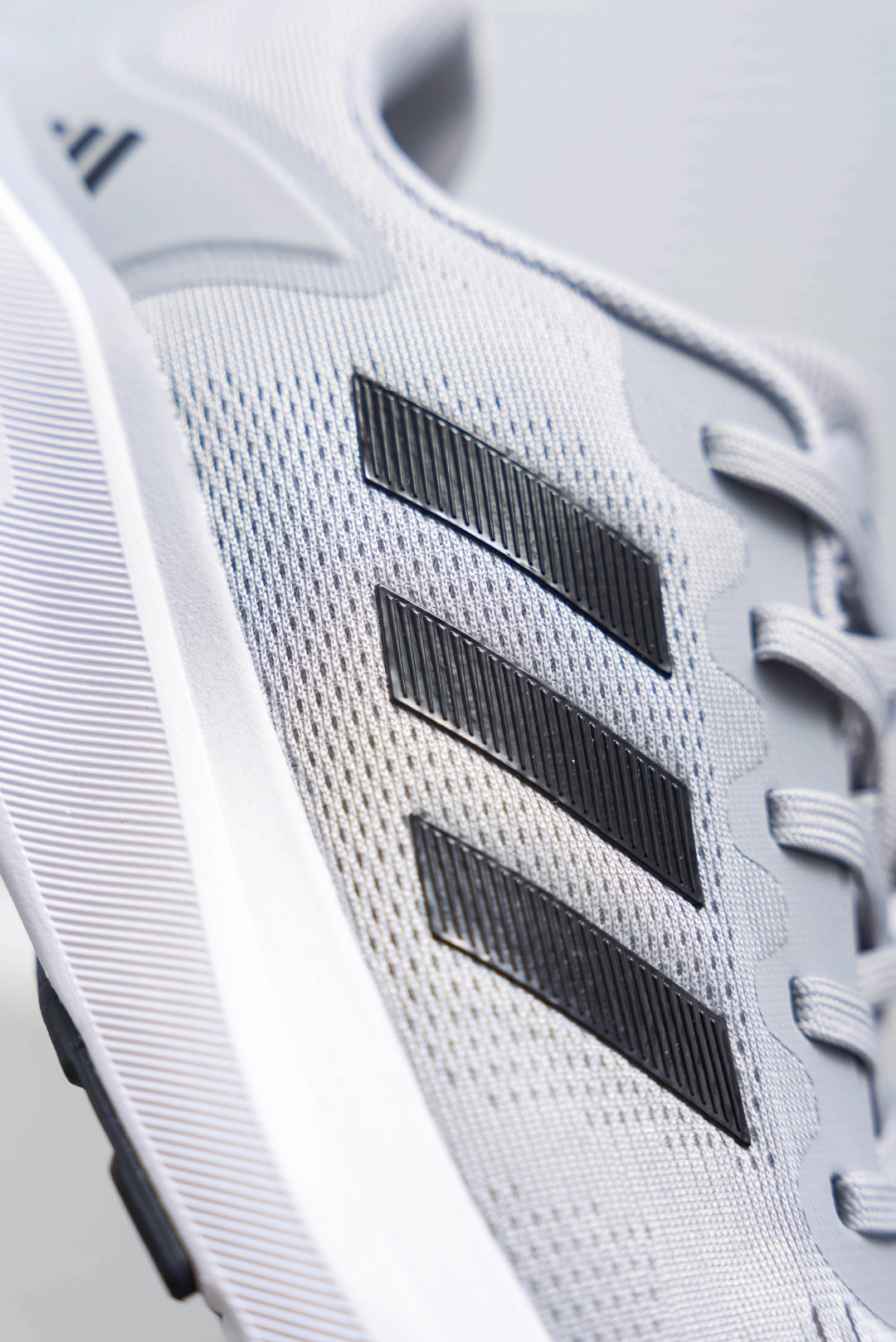 💰180
Adidas Response Ctl7 Plus系带网布透气低帮跑步鞋 男女同款，鞋面很柔软，透气性不错鞋楦很宽，宽脚型也可以穿，跑步落地会很稳定，中底虽说是采用了lightmotion科技，鞋底是带花纹的橡胶大底，在地上没有水的情况下防滑性能还不错
货号：D68965
尺码：40 40.5 41 42 42.5 43 44 45
