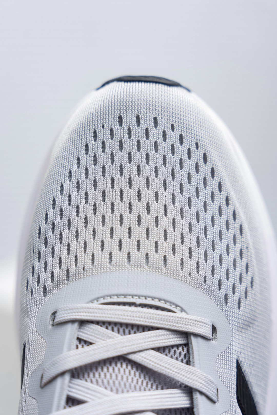 💰180
Adidas Response Ctl7 Plus系带网布透气低帮跑步鞋 男女同款，鞋面很柔软，透气性不错鞋楦很宽，宽脚型也可以穿，跑步落地会很稳定，中底虽说是采用了lightmotion科技，鞋底是带花纹的橡胶大底，在地上没有水的情况下防滑性能还不错
货号：D68965
尺码：40 40.5 41 42 42.5 43 44 45
