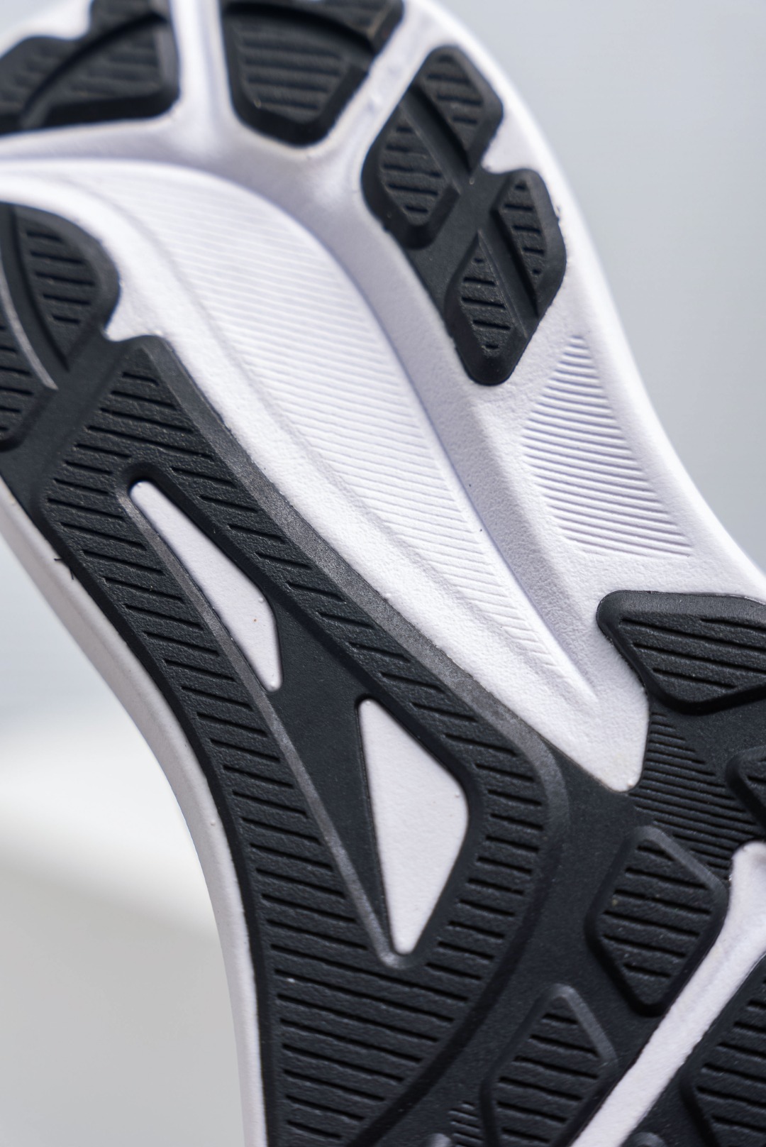 💰180
Adidas Response Ctl7 Plus系带网布透气低帮跑步鞋 男女同款，鞋面很柔软，透气性不错鞋楦很宽，宽脚型也可以穿，跑步落地会很稳定，中底虽说是采用了lightmotion科技，鞋底是带花纹的橡胶大底，在地上没有水的情况下防滑性能还不错
货号：D68965
尺码：40 40.5 41 42 42.5 43 44 45
