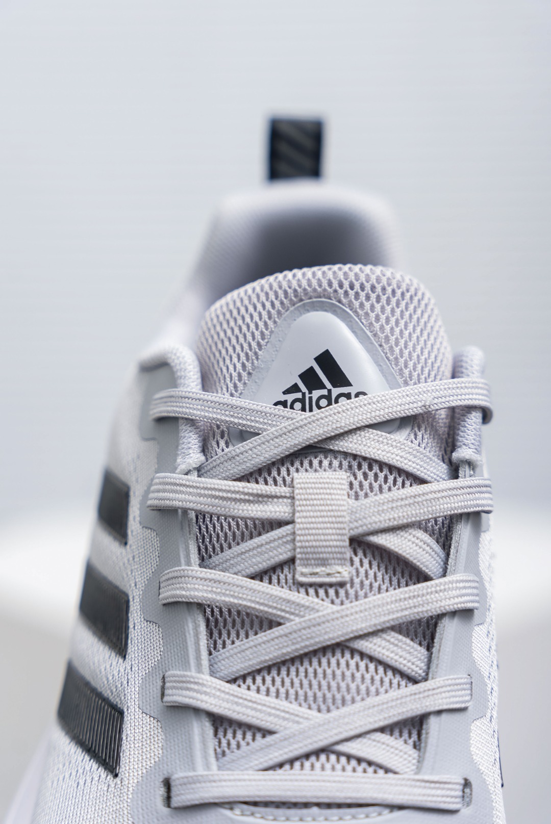 💰180
Adidas Response Ctl7 Plus系带网布透气低帮跑步鞋 男女同款，鞋面很柔软，透气性不错鞋楦很宽，宽脚型也可以穿，跑步落地会很稳定，中底虽说是采用了lightmotion科技，鞋底是带花纹的橡胶大底，在地上没有水的情况下防滑性能还不错
货号：D68965
尺码：40 40.5 41 42 42.5 43 44 45
