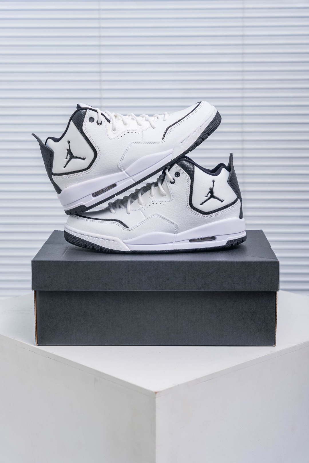 💰150
耐克乔丹Nike AIR JORDAN COURTSIDE 23 男女士篮球鞋潮运动鞋，人气单品AJ23代柔软舒适，是作为Air Jordan 3到Air Jordan 4之间的过渡产品，和Air Jordan 3的造型非常相似，可视化NIKE AIR缓震配置，营造柔软舒适的脚感，橡胶外底，在多种地面均有出色抓地力。
尺码：40 40.5 41 42 42.5 43 44.5
