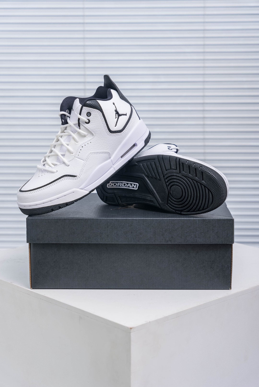 💰150
耐克乔丹Nike AIR JORDAN COURTSIDE 23 男女士篮球鞋潮运动鞋，人气单品AJ23代柔软舒适，是作为Air Jordan 3到Air Jordan 4之间的过渡产品，和Air Jordan 3的造型非常相似，可视化NIKE AIR缓震配置，营造柔软舒适的脚感，橡胶外底，在多种地面均有出色抓地力。
尺码：40 40.5 41 42 42.5 43 44.5
