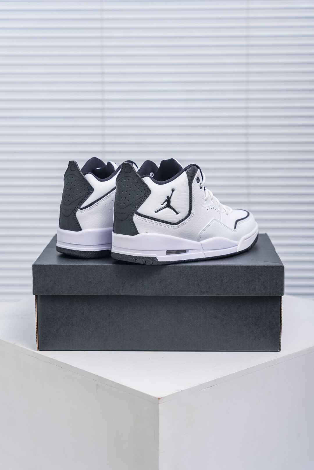 💰150
耐克乔丹Nike AIR JORDAN COURTSIDE 23 男女士篮球鞋潮运动鞋，人气单品AJ23代柔软舒适，是作为Air Jordan 3到Air Jordan 4之间的过渡产品，和Air Jordan 3的造型非常相似，可视化NIKE AIR缓震配置，营造柔软舒适的脚感，橡胶外底，在多种地面均有出色抓地力。
尺码：40 40.5 41 42 42.5 43 44.5
