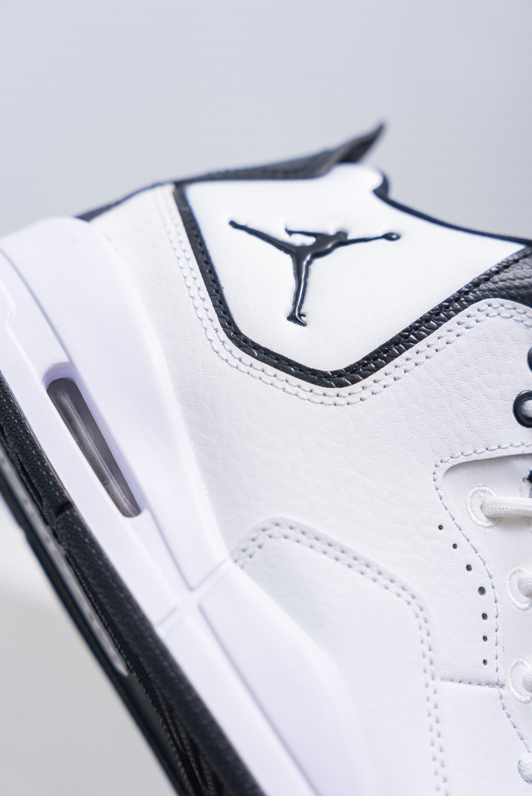 💰150
耐克乔丹Nike AIR JORDAN COURTSIDE 23 男女士篮球鞋潮运动鞋，人气单品AJ23代柔软舒适，是作为Air Jordan 3到Air Jordan 4之间的过渡产品，和Air Jordan 3的造型非常相似，可视化NIKE AIR缓震配置，营造柔软舒适的脚感，橡胶外底，在多种地面均有出色抓地力。
尺码：40 40.5 41 42 42.5 43 44.5
