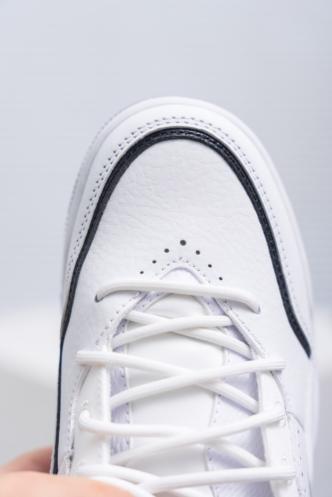 💰150
耐克乔丹Nike AIR JORDAN COURTSIDE 23 男女士篮球鞋潮运动鞋，人气单品AJ23代柔软舒适，是作为Air Jordan 3到Air Jordan 4之间的过渡产品，和Air Jordan 3的造型非常相似，可视化NIKE AIR缓震配置，营造柔软舒适的脚感，橡胶外底，在多种地面均有出色抓地力。
尺码：40 40.5 41 42 42.5 43 44.5
