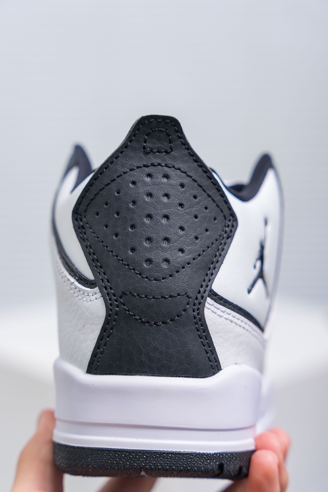 💰150
耐克乔丹Nike AIR JORDAN COURTSIDE 23 男女士篮球鞋潮运动鞋，人气单品AJ23代柔软舒适，是作为Air Jordan 3到Air Jordan 4之间的过渡产品，和Air Jordan 3的造型非常相似，可视化NIKE AIR缓震配置，营造柔软舒适的脚感，橡胶外底，在多种地面均有出色抓地力。
尺码：40 40.5 41 42 42.5 43 44.5
