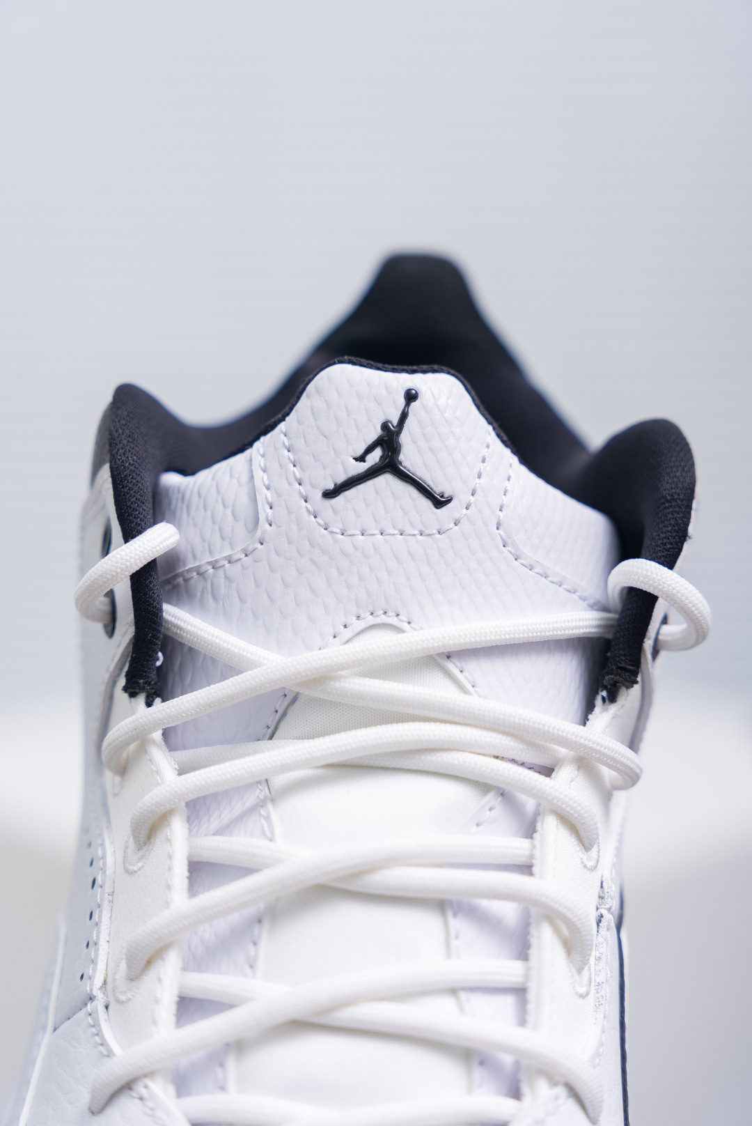 💰150
耐克乔丹Nike AIR JORDAN COURTSIDE 23 男女士篮球鞋潮运动鞋，人气单品AJ23代柔软舒适，是作为Air Jordan 3到Air Jordan 4之间的过渡产品，和Air Jordan 3的造型非常相似，可视化NIKE AIR缓震配置，营造柔软舒适的脚感，橡胶外底，在多种地面均有出色抓地力。
尺码：40 40.5 41 42 42.5 43 44.5
