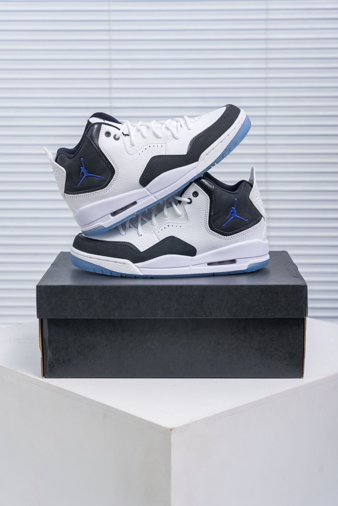 💰150
耐克乔丹Nike AIR JORDAN COURTSIDE 23 男女士篮球鞋潮运动鞋，人气单品AJ23代柔软舒适，是作为Air Jordan 3到Air Jordan 4之间的过渡产品，和Air Jordan 3的造型非常相似，可视化NIKE AIR缓震配置，营造柔软舒适的脚感，橡胶外底，在多种地面均有出色抓地力。
尺码：40 40.5 41 42 42.5 43 44.5
