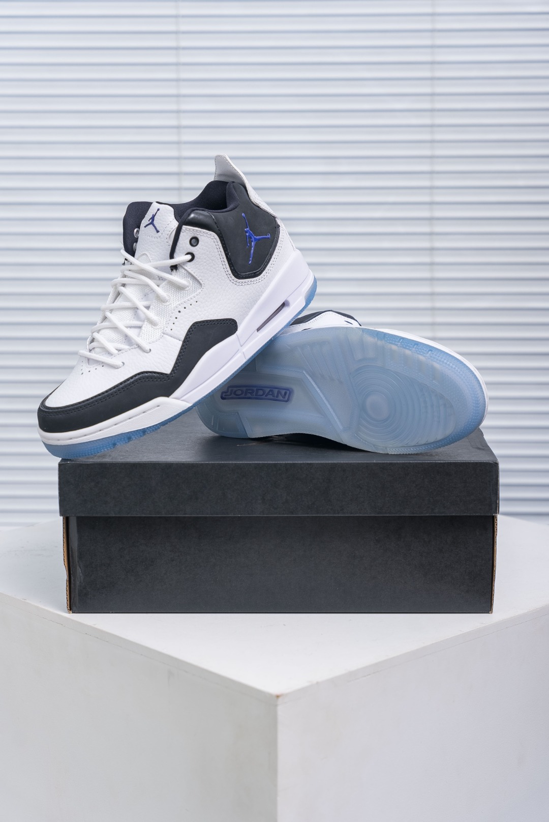 💰150
耐克乔丹Nike AIR JORDAN COURTSIDE 23 男女士篮球鞋潮运动鞋，人气单品AJ23代柔软舒适，是作为Air Jordan 3到Air Jordan 4之间的过渡产品，和Air Jordan 3的造型非常相似，可视化NIKE AIR缓震配置，营造柔软舒适的脚感，橡胶外底，在多种地面均有出色抓地力。
尺码：40 40.5 41 42 42.5 43 44.5