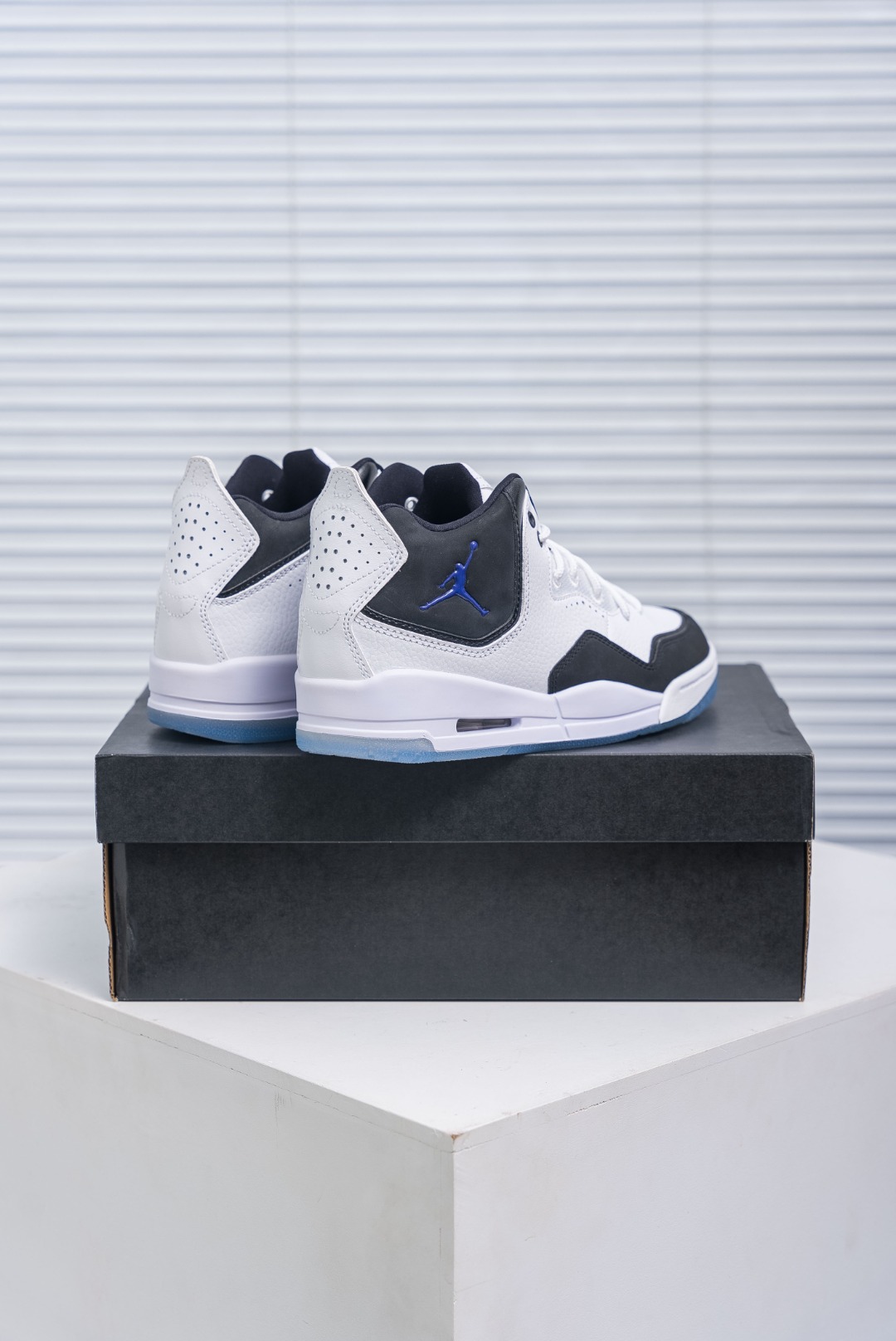 💰150
耐克乔丹Nike AIR JORDAN COURTSIDE 23 男女士篮球鞋潮运动鞋，人气单品AJ23代柔软舒适，是作为Air Jordan 3到Air Jordan 4之间的过渡产品，和Air Jordan 3的造型非常相似，可视化NIKE AIR缓震配置，营造柔软舒适的脚感，橡胶外底，在多种地面均有出色抓地力。
尺码：40 40.5 41 42 42.5 43 44.5