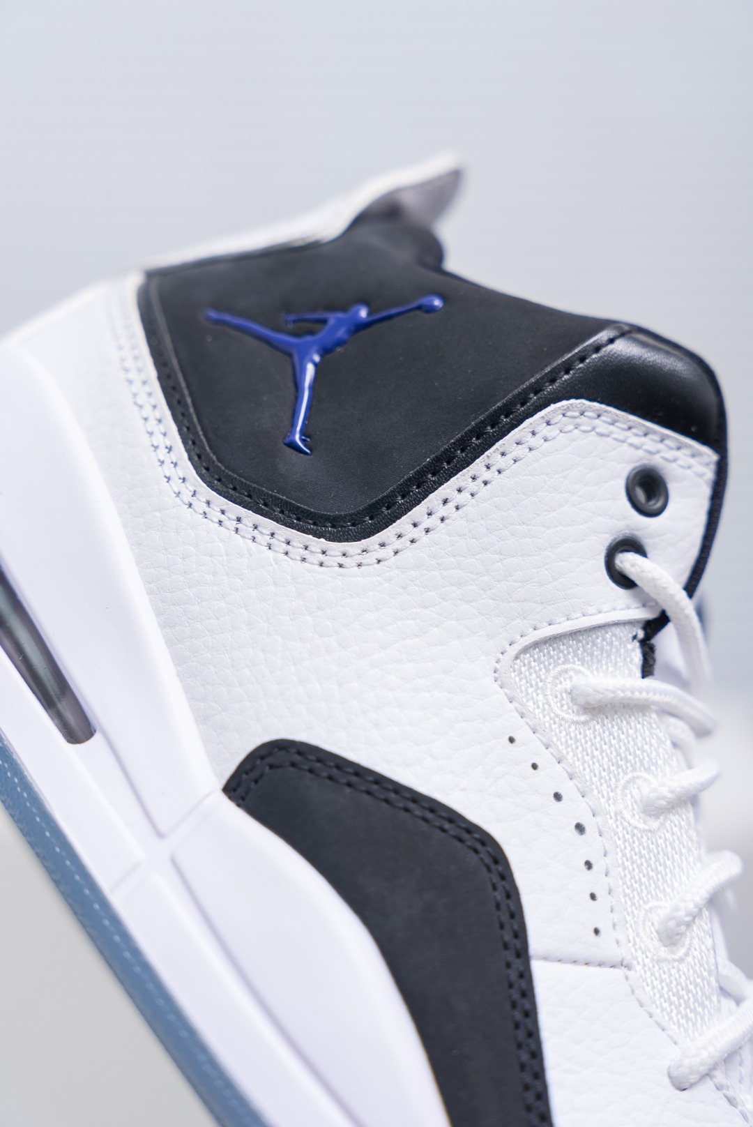 💰150
耐克乔丹Nike AIR JORDAN COURTSIDE 23 男女士篮球鞋潮运动鞋，人气单品AJ23代柔软舒适，是作为Air Jordan 3到Air Jordan 4之间的过渡产品，和Air Jordan 3的造型非常相似，可视化NIKE AIR缓震配置，营造柔软舒适的脚感，橡胶外底，在多种地面均有出色抓地力。
尺码：40 40.5 41 42 42.5 43 44.5