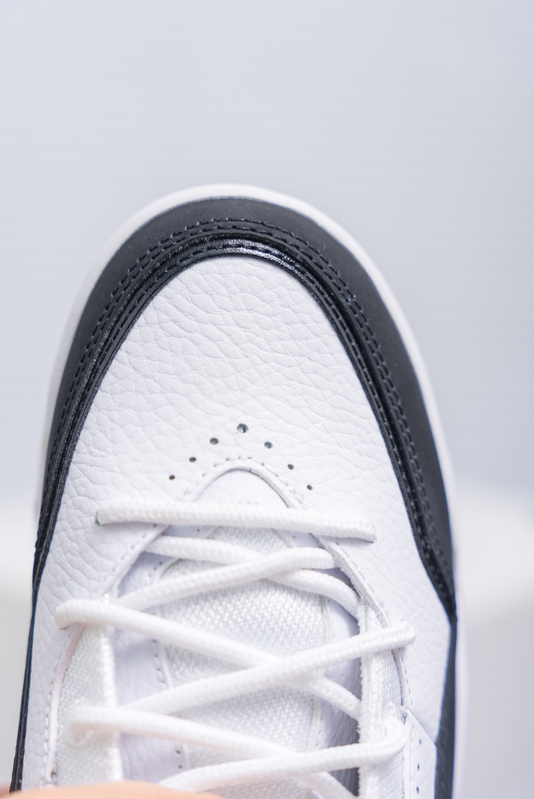 💰150
耐克乔丹Nike AIR JORDAN COURTSIDE 23 男女士篮球鞋潮运动鞋，人气单品AJ23代柔软舒适，是作为Air Jordan 3到Air Jordan 4之间的过渡产品，和Air Jordan 3的造型非常相似，可视化NIKE AIR缓震配置，营造柔软舒适的脚感，橡胶外底，在多种地面均有出色抓地力。
尺码：40 40.5 41 42 42.5 43 44.5