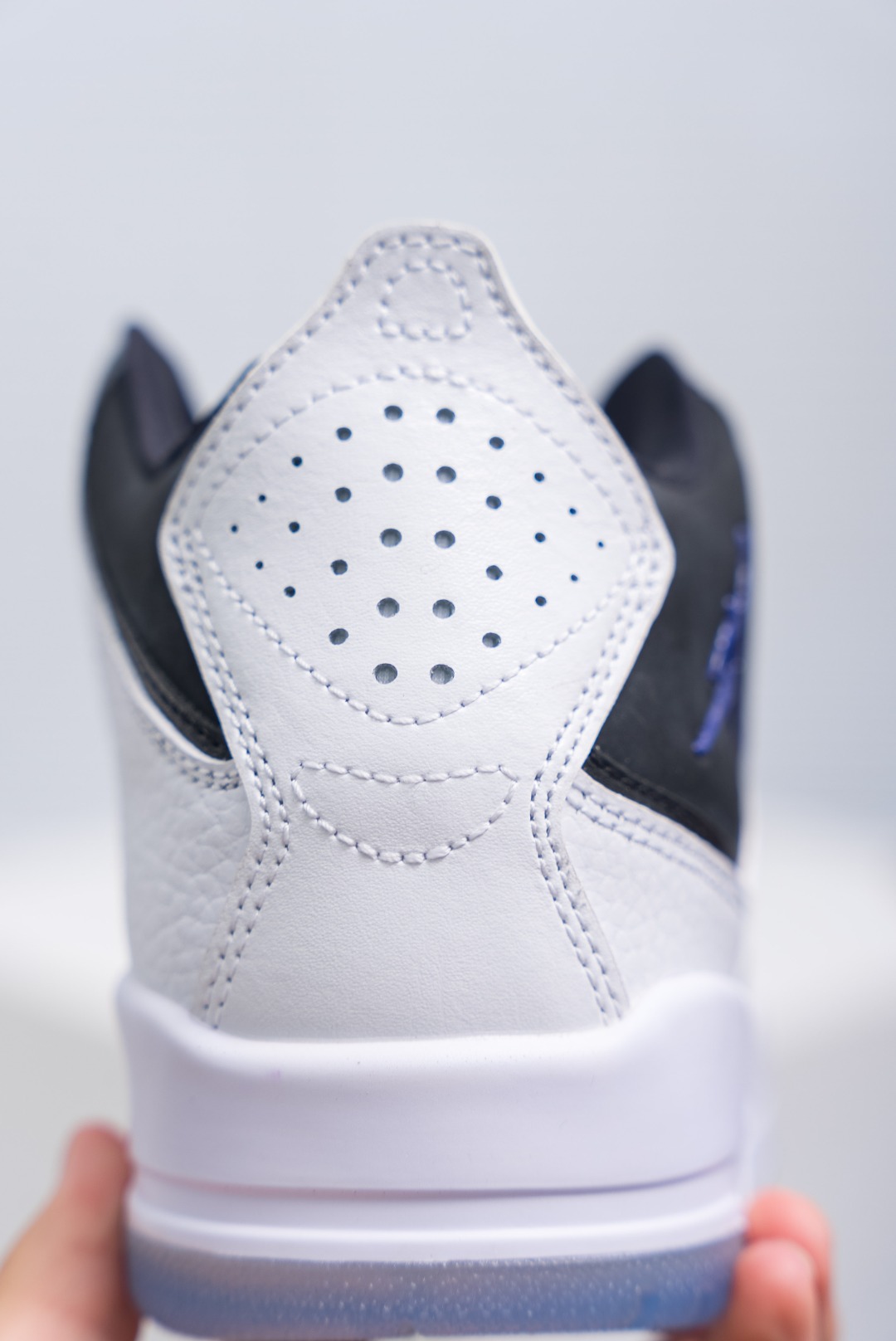 💰150
耐克乔丹Nike AIR JORDAN COURTSIDE 23 男女士篮球鞋潮运动鞋，人气单品AJ23代柔软舒适，是作为Air Jordan 3到Air Jordan 4之间的过渡产品，和Air Jordan 3的造型非常相似，可视化NIKE AIR缓震配置，营造柔软舒适的脚感，橡胶外底，在多种地面均有出色抓地力。
尺码：40 40.5 41 42 42.5 43 44.5