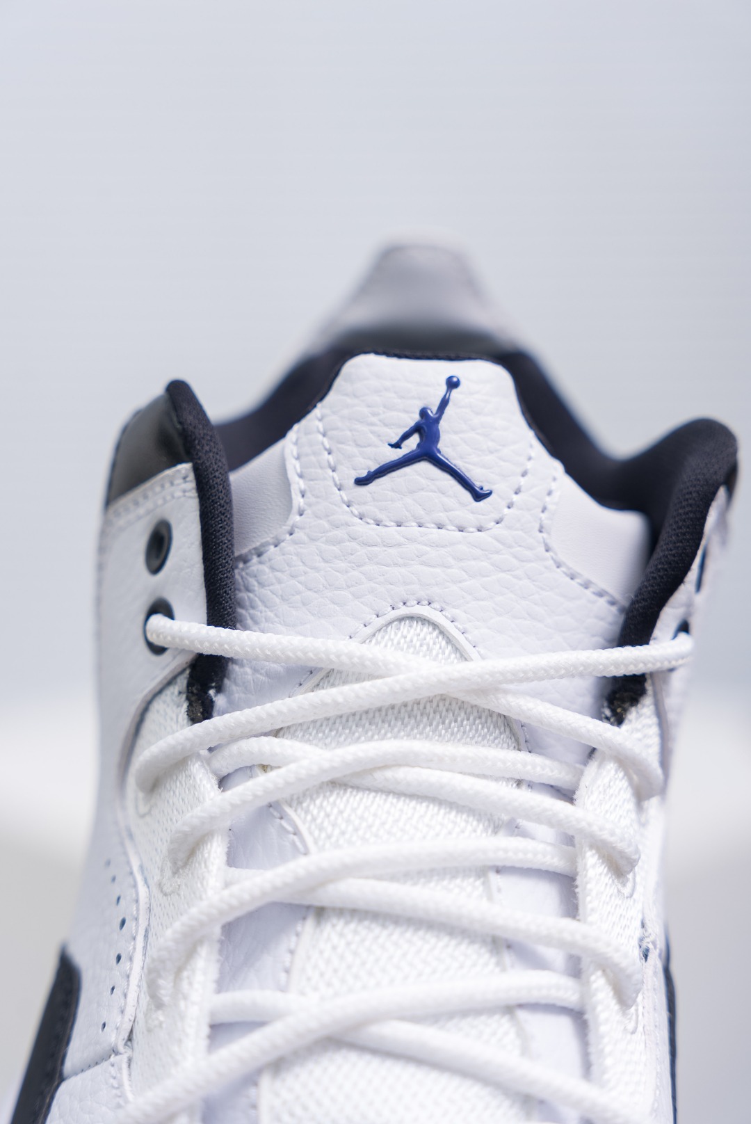 💰150
耐克乔丹Nike AIR JORDAN COURTSIDE 23 男女士篮球鞋潮运动鞋，人气单品AJ23代柔软舒适，是作为Air Jordan 3到Air Jordan 4之间的过渡产品，和Air Jordan 3的造型非常相似，可视化NIKE AIR缓震配置，营造柔软舒适的脚感，橡胶外底，在多种地面均有出色抓地力。
尺码：40 40.5 41 42 42.5 43 44.5